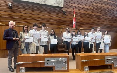 El equipo de debate del colegio Santa Teresa de Jesús – Escolapias de Soria destaca en la fase autonómica celebrada en las Cortes de Castilla y León